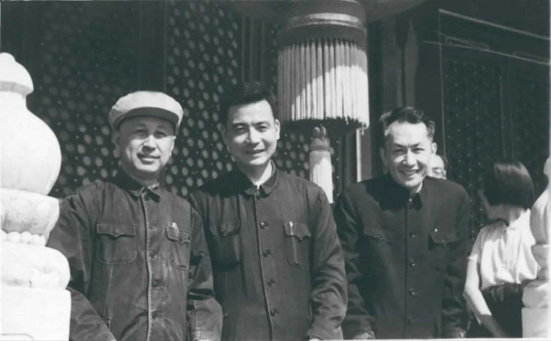 这是钱学森和邓稼先（中间），以及朱光亚在天安门城楼上观礼的真实合影，都看看吧，他