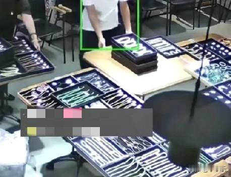 10月8日，江苏，商场内一男子挪动展柜时不慎将一盒手镯打翻，掉落到地上全部摔碎，