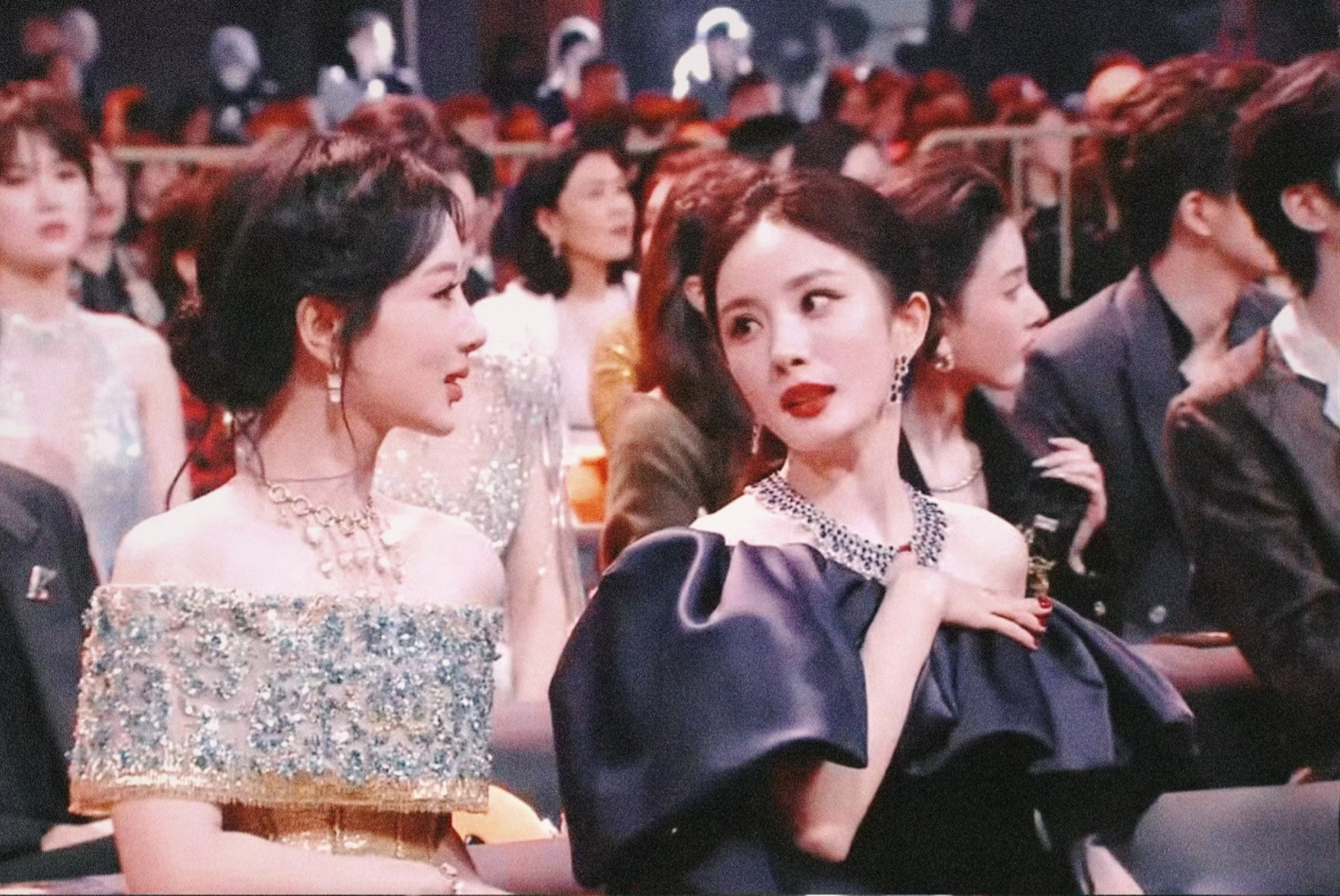 杨幂杨紫在聊什么微博之夜内场两大内娱收视女王杨幂杨紫热聊中，杨幂带着台网双爆《生