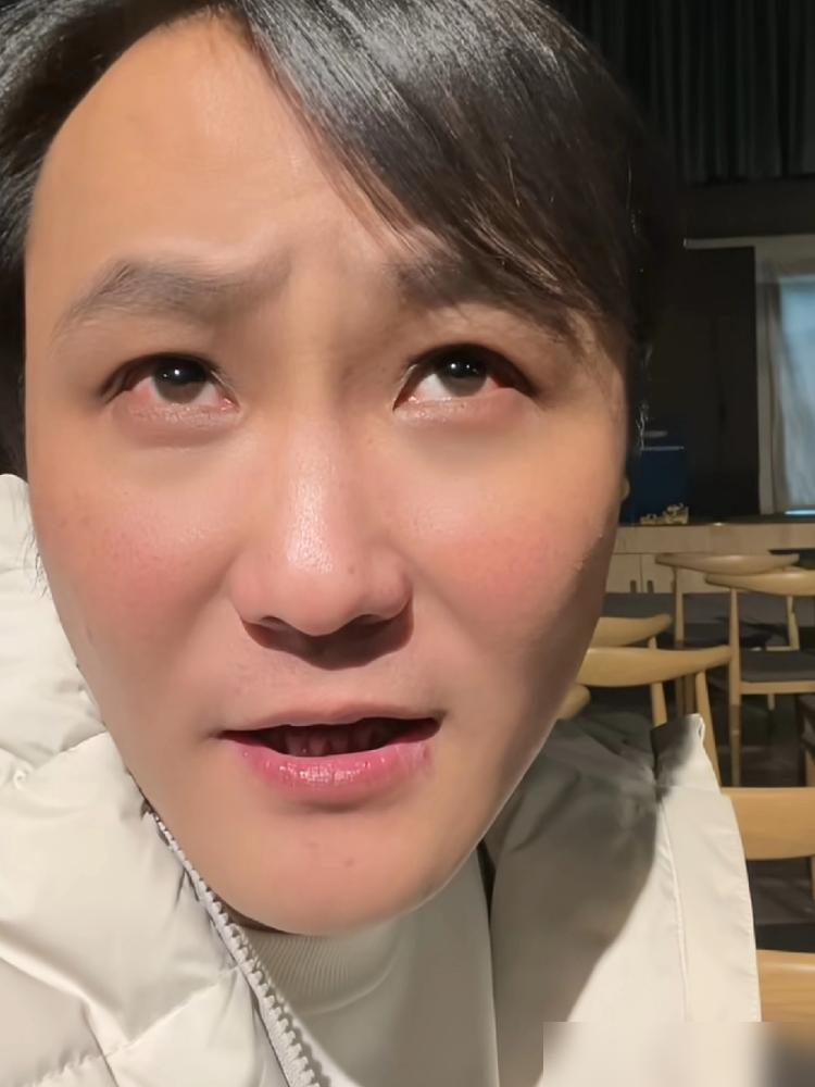 德云社前大师兄闫云达的瓜，这两年就没断过。1994年，13岁的他就拜郭德纲为