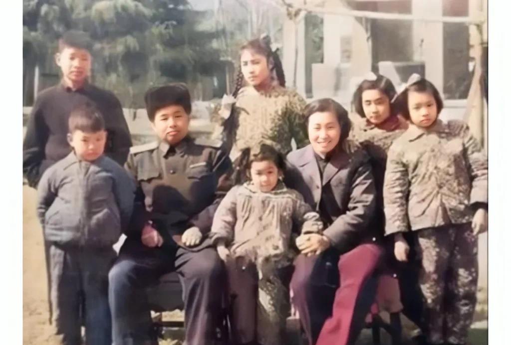 上世纪50年代初，南京，许世友将军一家人的珍贵合影
