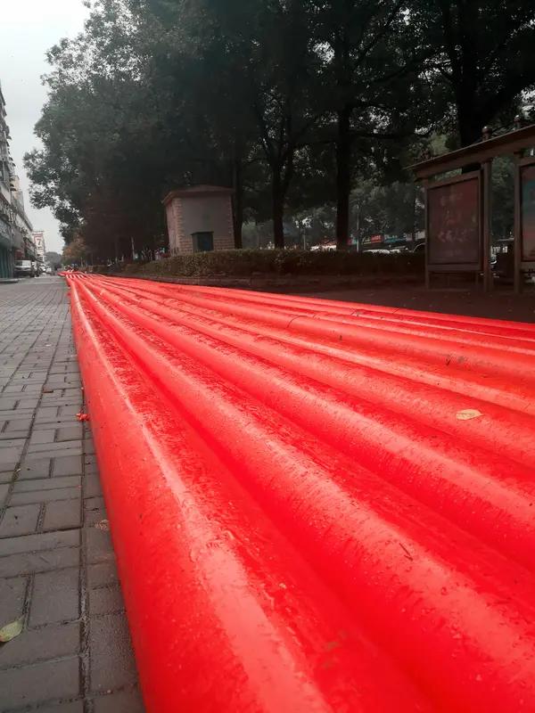 凌晨3点的安徽高速，那红色“长龙”一眼望不到头，每盏车灯都亮得发烫，像极了游子归