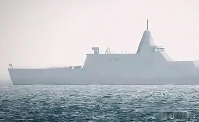 黄岩岛海域再现对峙，菲律宾凑了20艘小船组团闯线，还特意用铁锁、铁锚连在一起，想