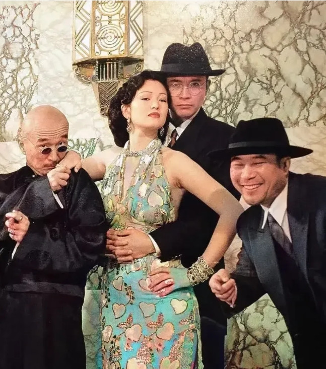 下图是张艺谋导演拍摄电影《摇啊摇，摇到<em>外婆桥</em>》时的一张照片。我目前还不知这张照片