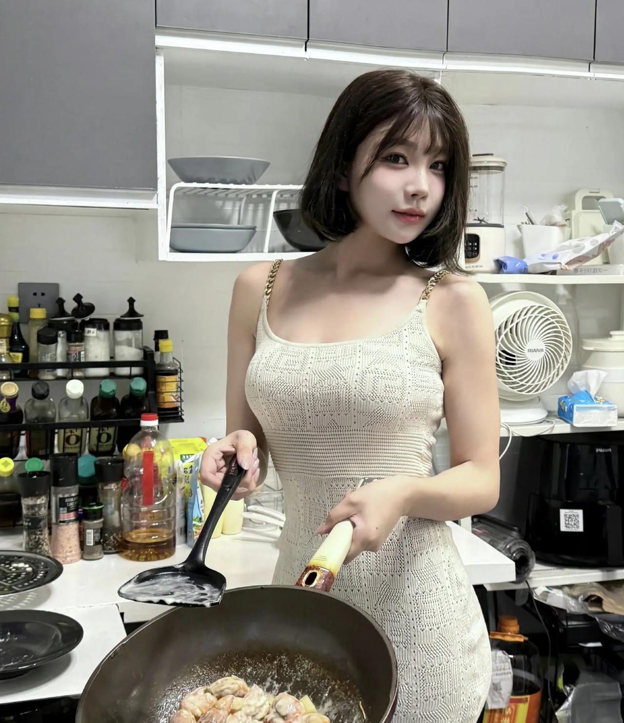 穿着黑丝做了一桌子菜，好香！有没有人来帮忙尝尝味道的？#黑丝搭配##黑丝美女
