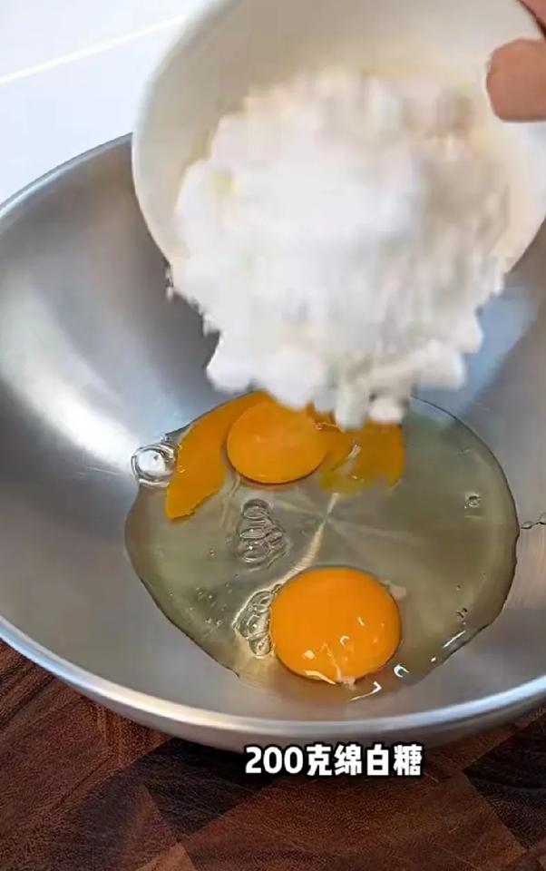 今天学到一个超简单的开口笑家庭版做法，炸出来的开口笑酥脆金黄，甜香不腻，真的好吃