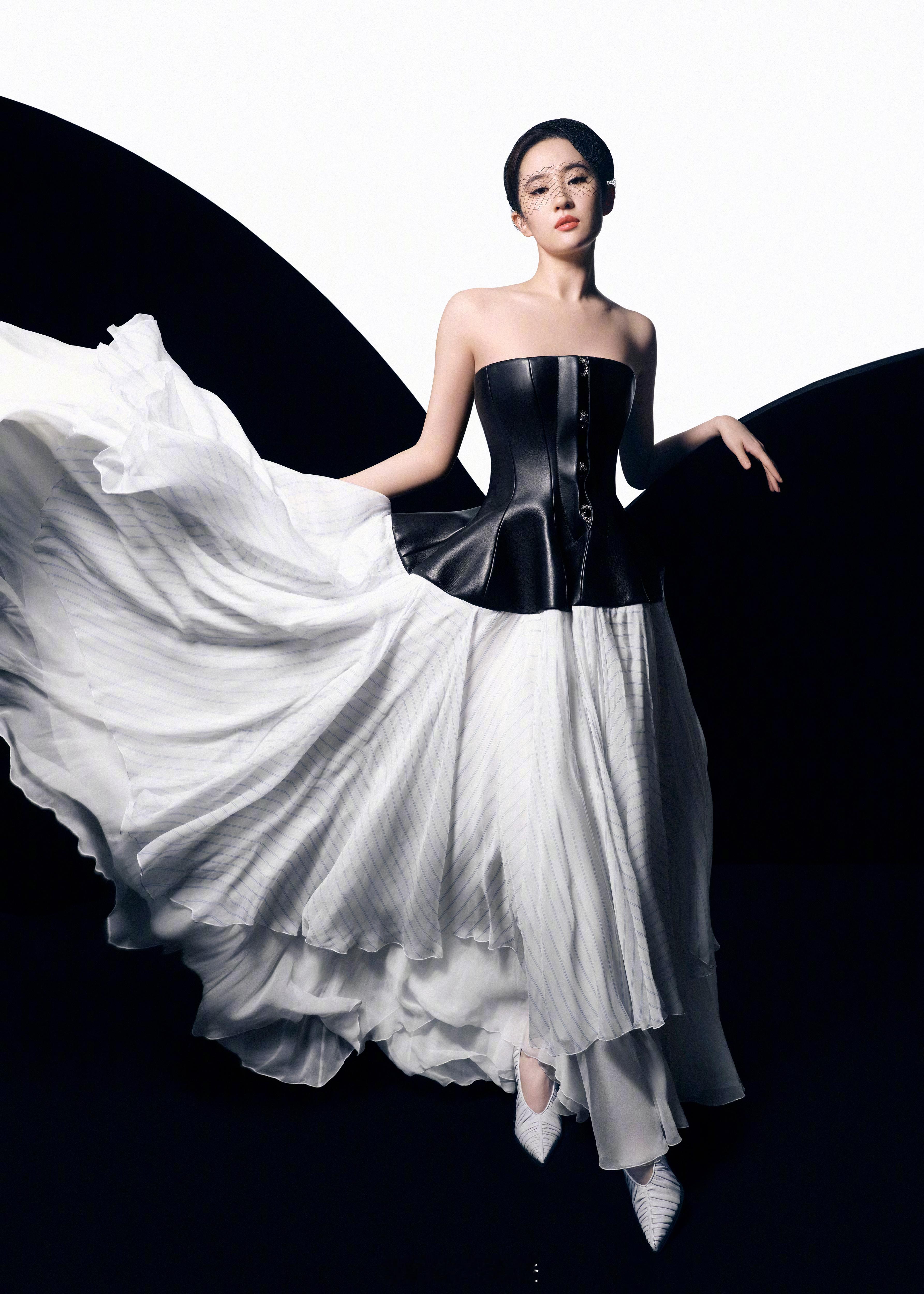 刘亦菲身着LouisVuitton路易威登2024春夏女装系列登时尚芭莎的这