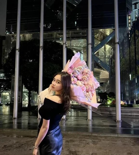 何超欣庆生手捧着一大束藏了至少6个labubu的花，身边奢侈品更是一大堆。才26
