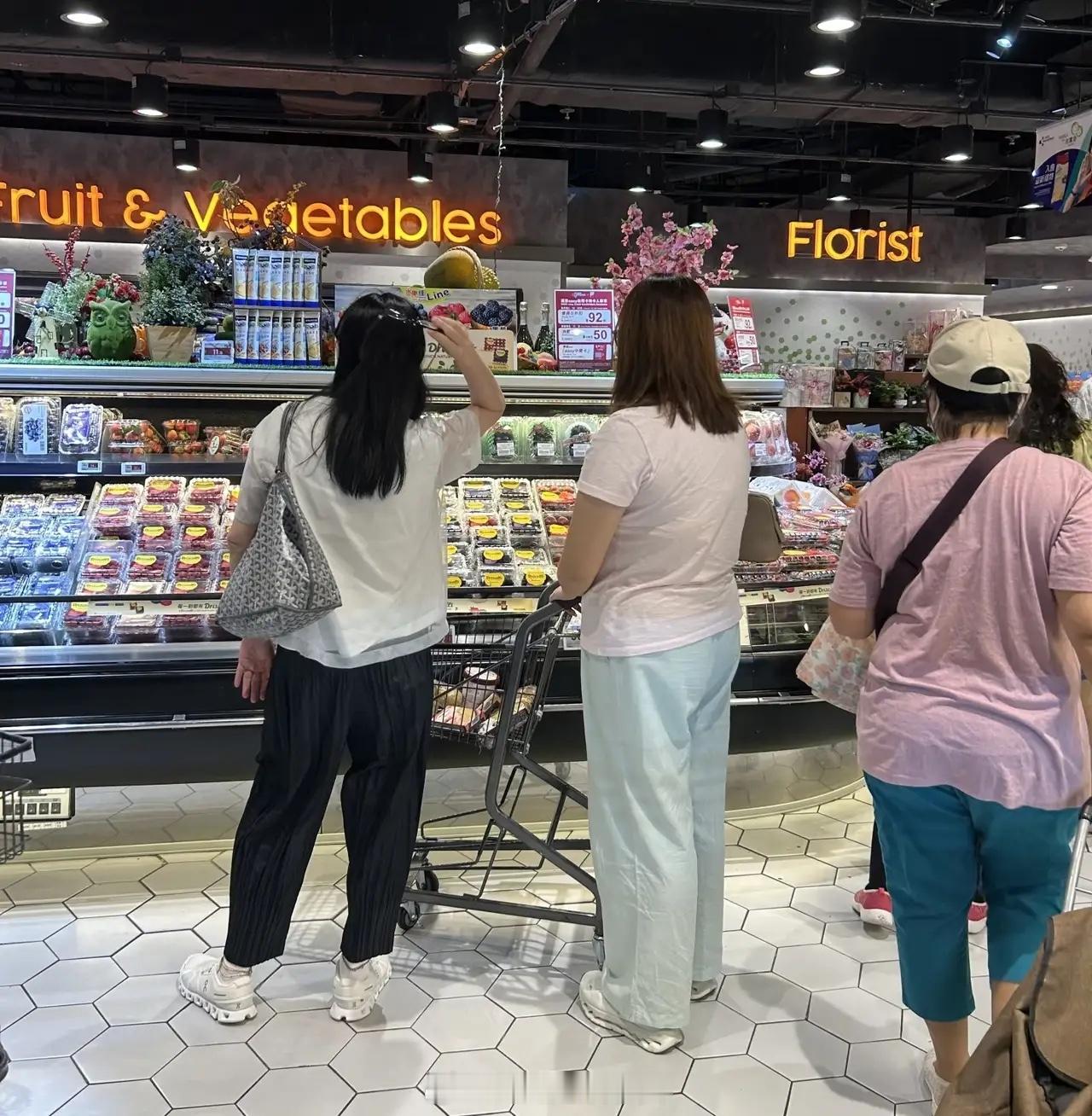 有网友在香港偶遇刘德华太太，朱丽倩本人很有气质！能在60岁，有这个发量，又黑又密