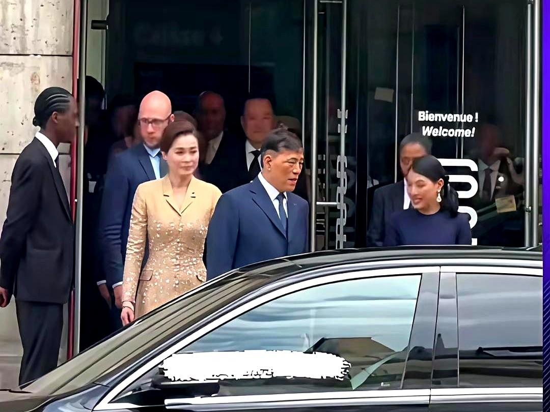 这一场“较量”，苏提达赢了！思蕊梵公主陪着她出访法国，那时尚感简直是冲着王后去