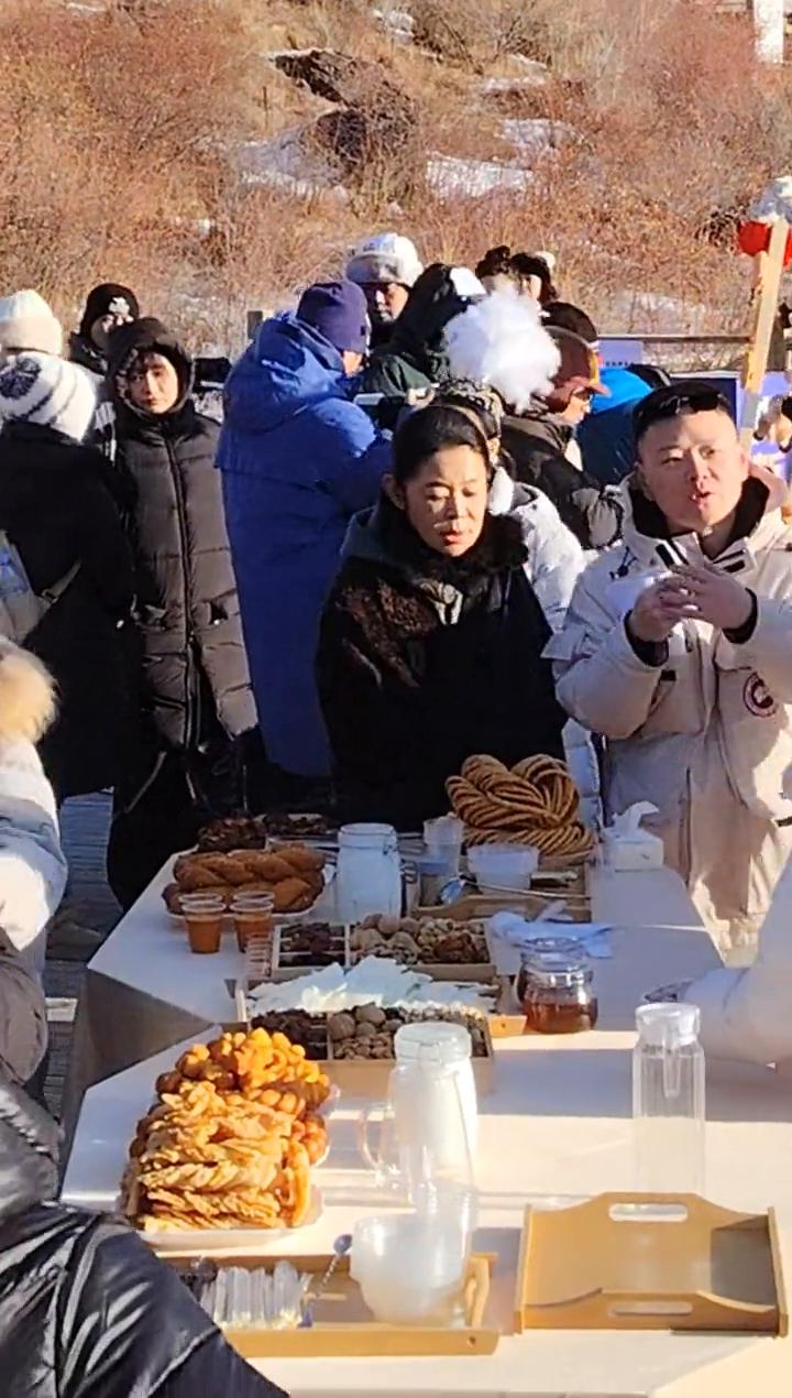 不要在这照相，都到对面去，谢谢。