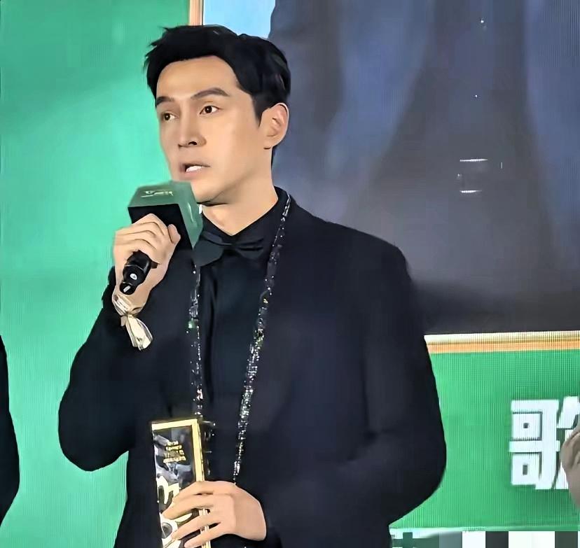 胡歌昨晚在白玉兰晚宴的发言，越听越让人觉得难受，不是他的态度卑微，是他说的话