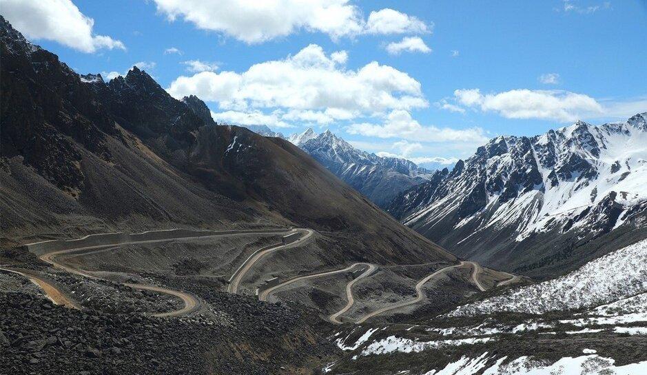 大A股中有可能成为100年老店的龙头：1、长江电力：水电板块领域第一龙头。2、中