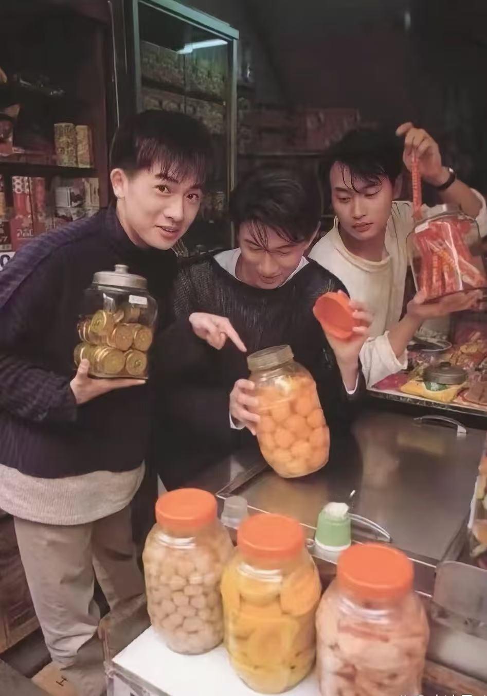 小虎队30年前穿的毛衣放到现在看也是时髦得不行。