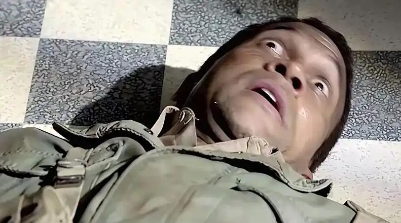 一位老兵曾分享过战场“验尸”秘诀：男“尸”裆、女“尸”胸猛踩。这招够狠，剧痛