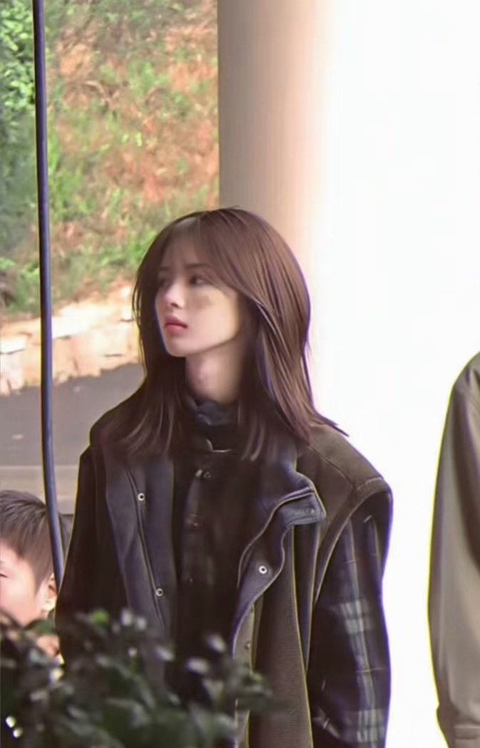 杨超越被绊倒杨超越最近路透真的鲨疯了，清冷破碎氛围感女主，爱上这个郑雨像呼吸一