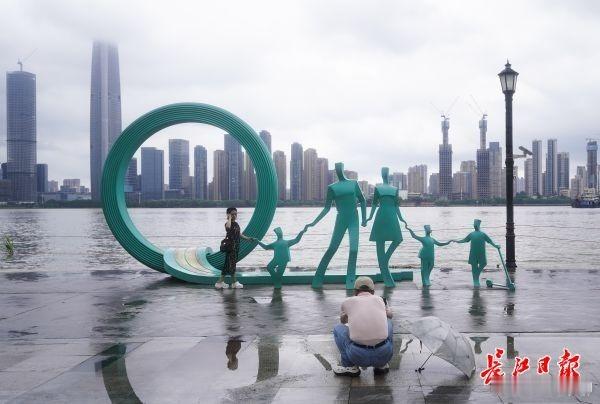 长江汉口站水位逼近25米设防线武汉每年一度的热门打卡景点，就是看着汉口江滩的“