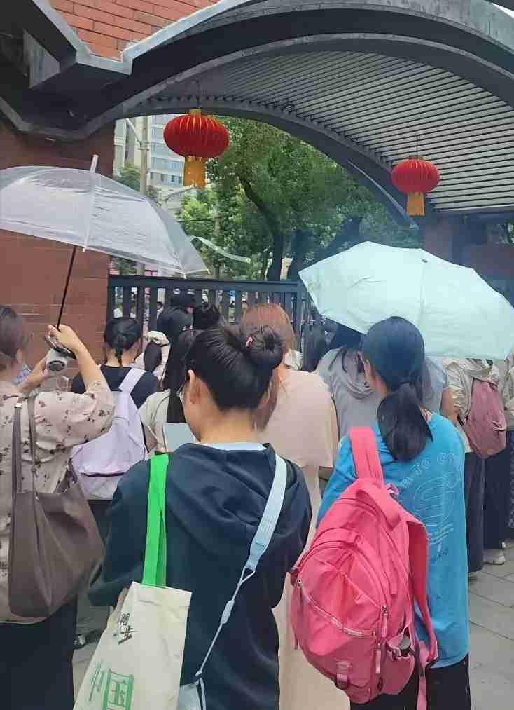 炸了！武汉教师考编年龄放宽到38岁，特殊人才直接41岁！这在以前想都不敢想—