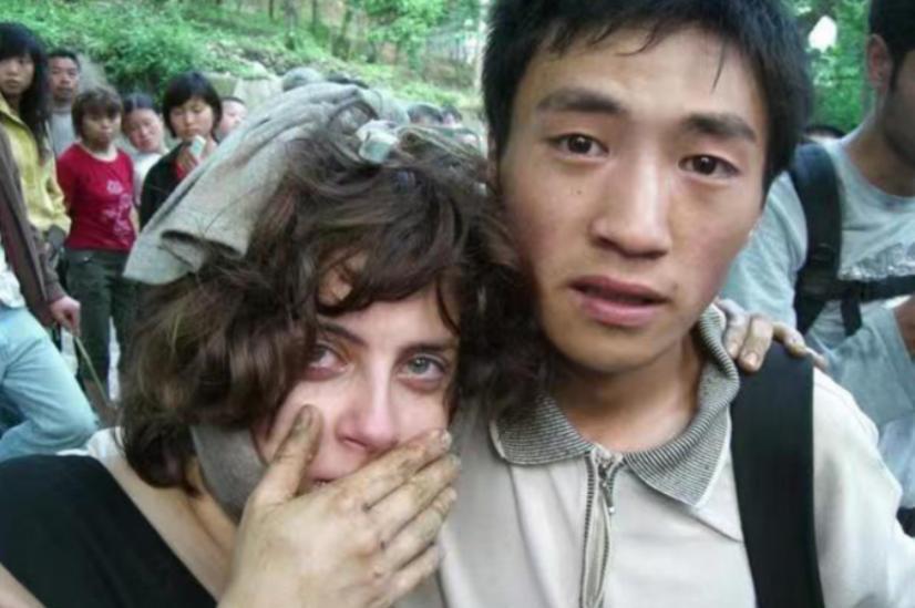 [点赞]2008年，四川小伙救下了一个以色列女孩，并护送她抵达了安全的地方。女