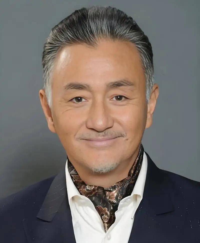 被TVB彻底封杀后，他没消沉也没辩解，干脆带着有过情色片拍摄经历的妻子，一起接拍