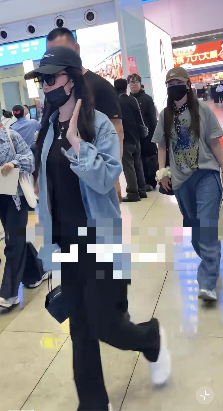 9月8日，刘亦菲从上海工作完回北京，又穿黑裤子、白运动鞋，感觉挺土的，她鼻尖好红