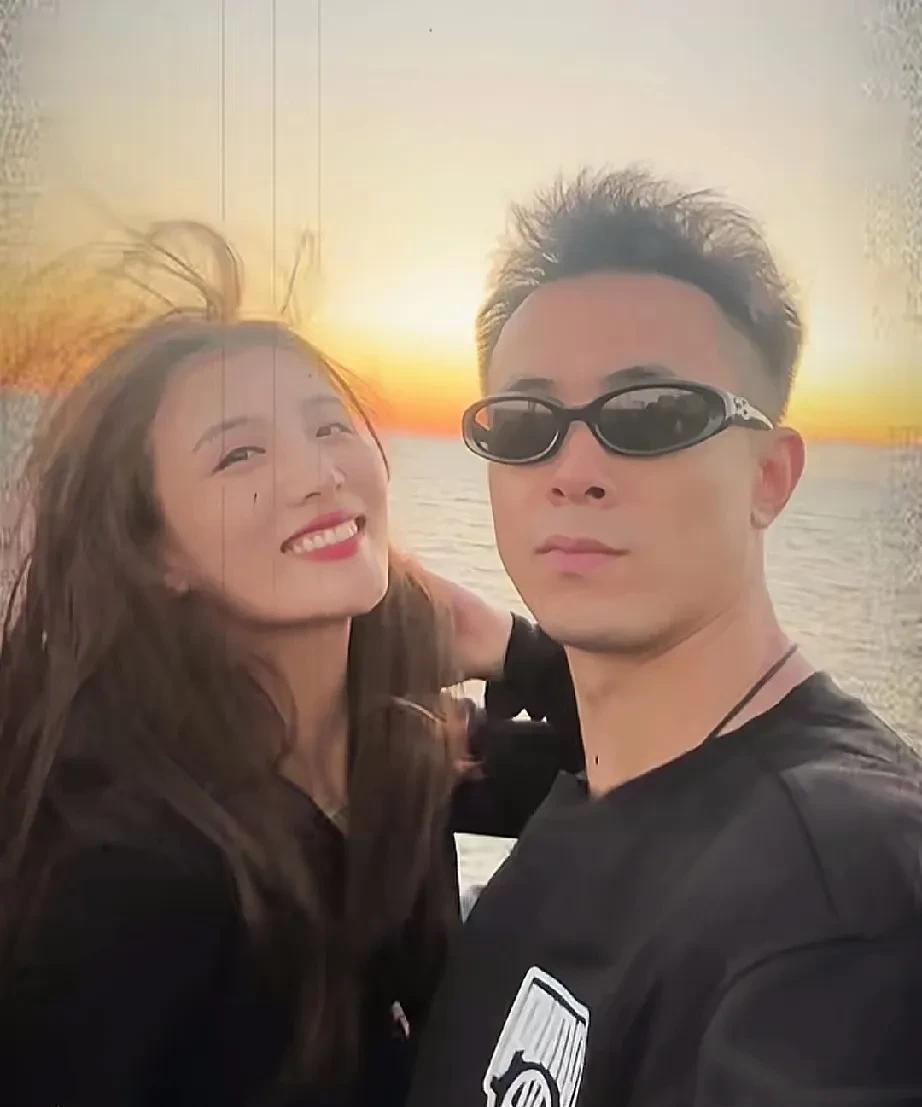 赵继伟给妻子拍照，情绪价值拉满！赵继伟和妻子最近在LA圣莫尼卡海涛游玩，赵继伟