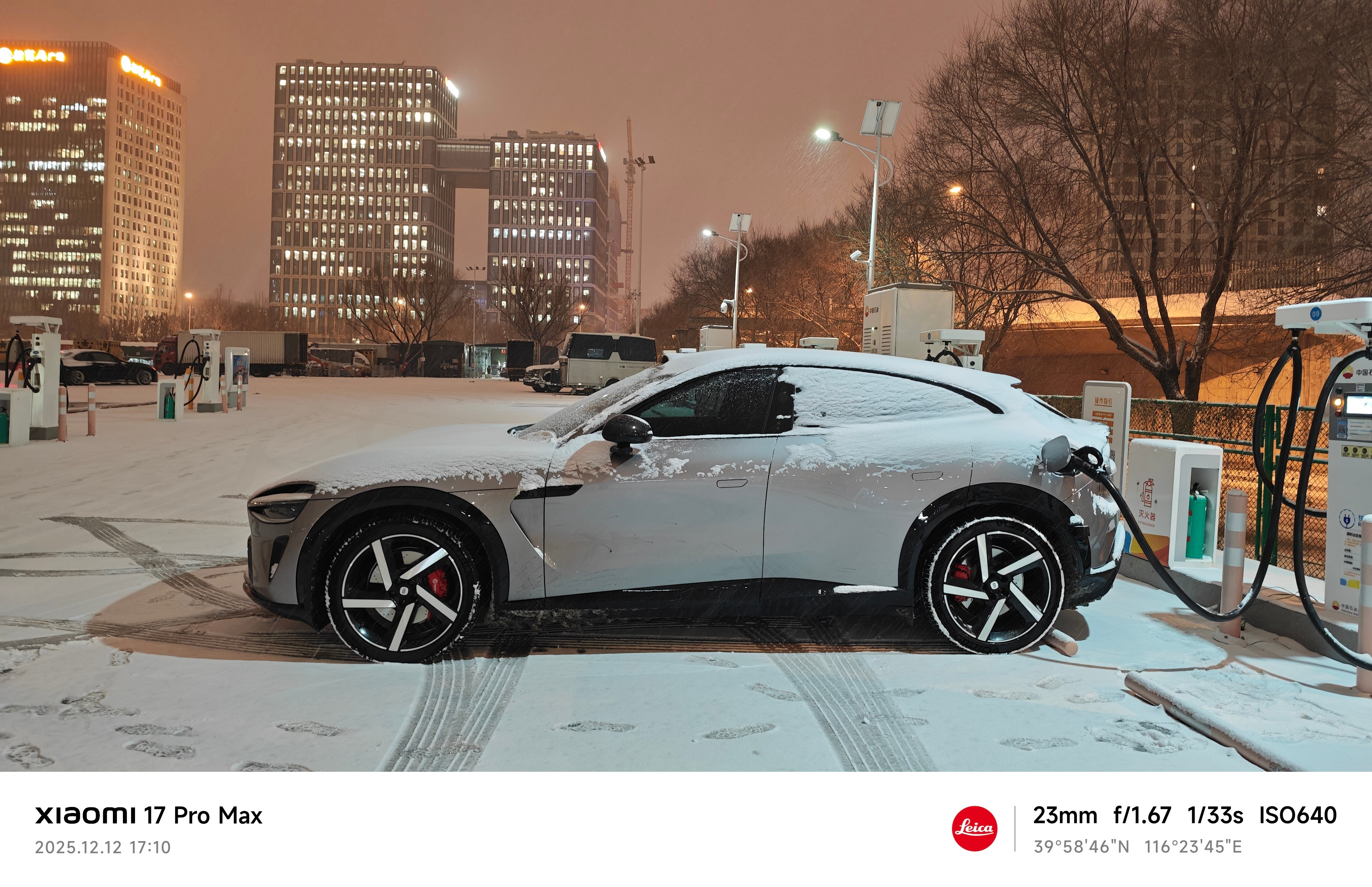 北京第一场雪还不小，给YU7充充电，强烈建议小米后期出个流媒体后视镜吧，1599