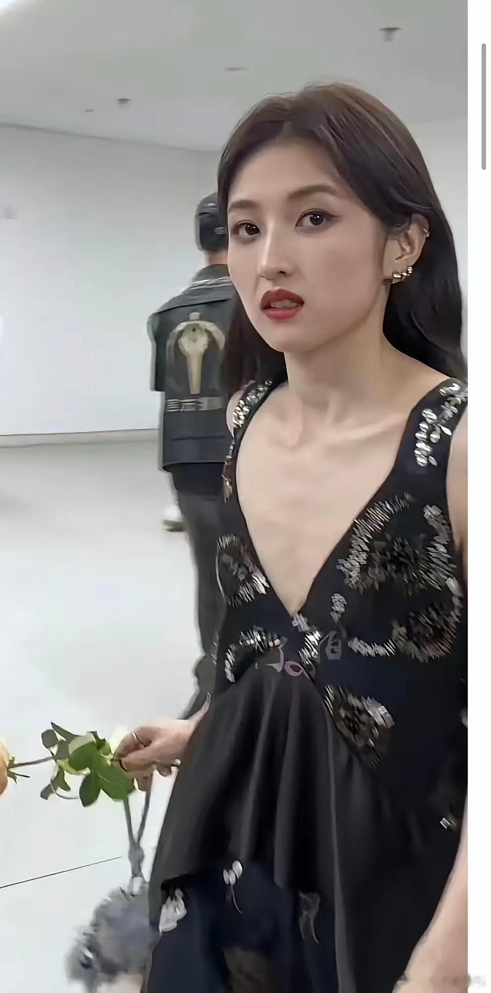 女明星都瘦脱相了，你们觉得好看吗？张子枫瘦成了排骨胸，宋祖儿的手臂还没有小学生的