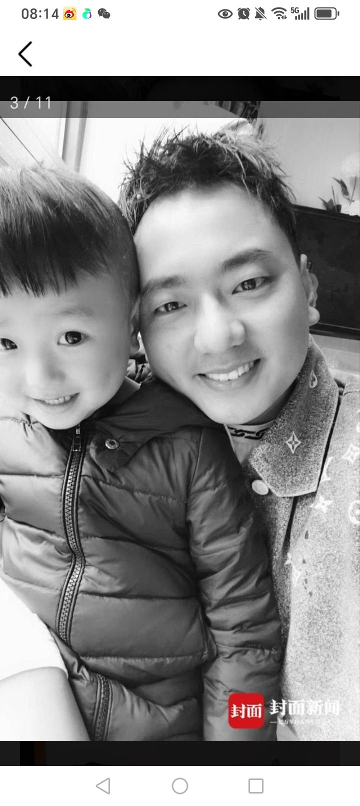 海来阿木手抱儿子，这娃长得真像海来阿木的妻子，又一个儿子随妈的例子。