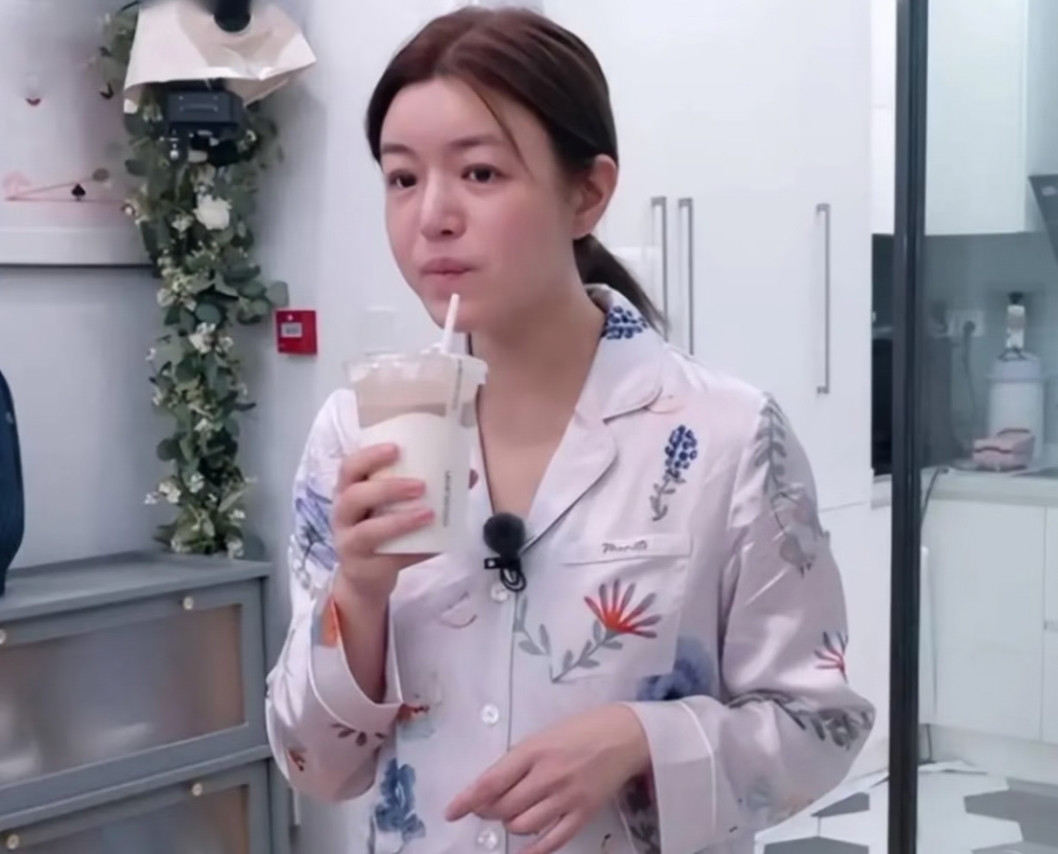 有人喷陈妍希的演技我能忍，吐槽身材我也能接受，但拿刚起床的素颜状态去攻击她，我实在有点看不下去了。陈