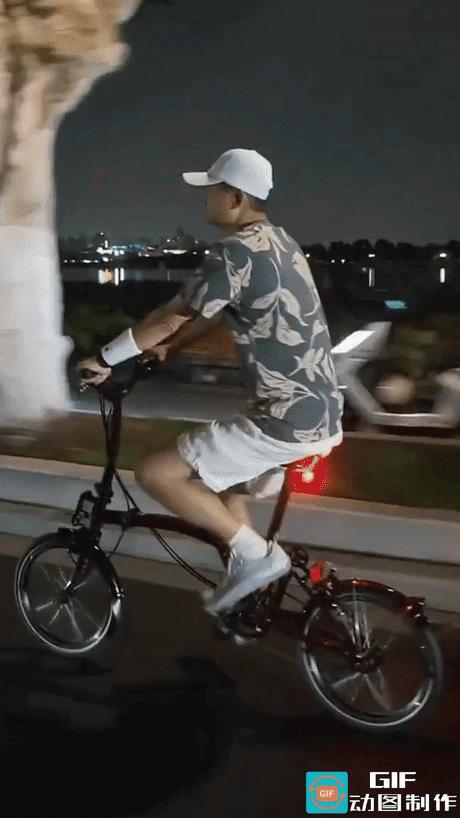 松完左手，又换松右手……马云西湖夜骑，与路人打招呼，看得出骑单手技术很溜，