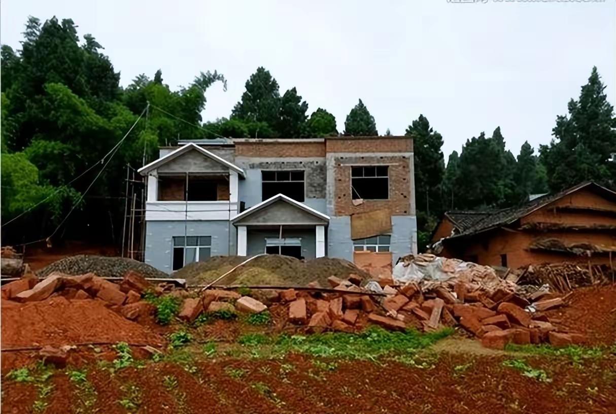 最高人民法院拍板定论：农村的老房子倒塌后，宅基地依旧属于村民在外打工的农