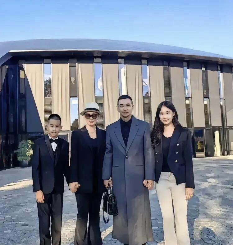 赵文卓一家人是真有气质，站在街边回头率超高的吧。有一点让人想不明白的是，赵文卓已