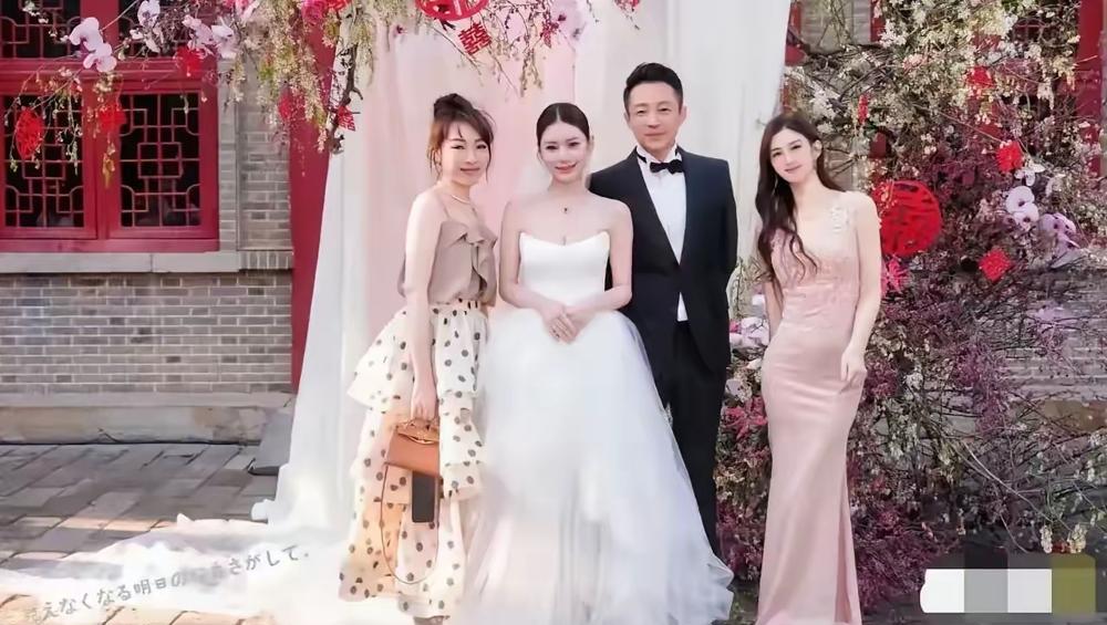 马筱梅婚礼上那张站位照确实挺有意思的。本来闺蜜站到新郎旁边容易让人多想，结果汪小