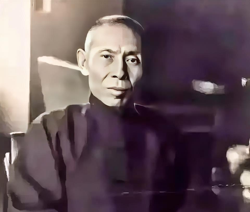 1947年秋天，杜月笙六十大寿宴会现场，屋顶一块石灰脱落，不偏不倚砸中淞沪警备司