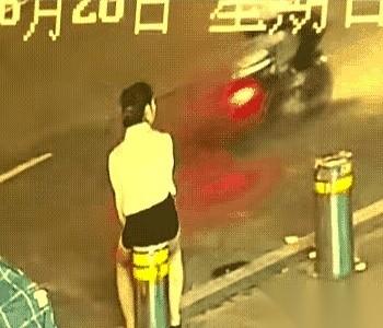 谁能想到，走个路歇个脚，差点把尾椎骨给交代了？就差那么半秒钟！那姑娘要是核心