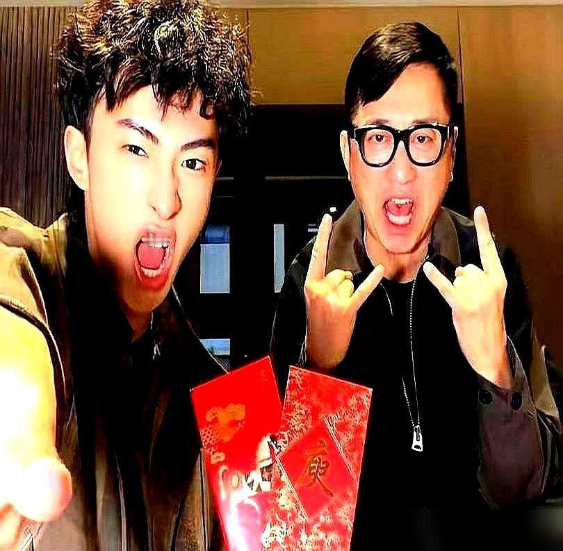 秦昊摊上事了，在节目里被继子哈利整蛊，第一反应脱口而出的竟是：“回去千万别跟你妈