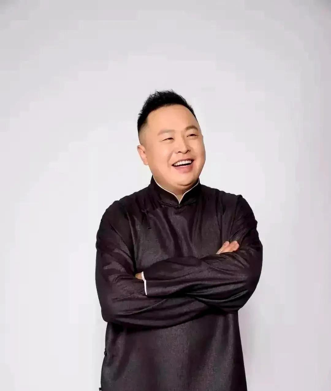 你发现没？跑圈的朋友跟我悄悄说了件事，挺让人惊的——阎鹤祥放着年入百万、安稳的“