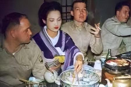 美军进驻日本后，麦克阿瑟等将领头疼怎么解决驻日美军的个人需求，但日本人很快就主动