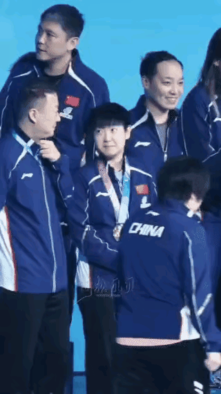 莎莎笑得太甜美了，非常可爱！中国有句老话，人逢喜事精神爽，莎莎三冠世界杯后，老