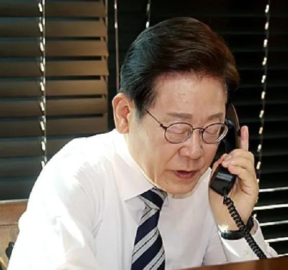 李在明，新任总统，在家就开始工作了！第一件事，交接军权！第一个电话，打给了联合参