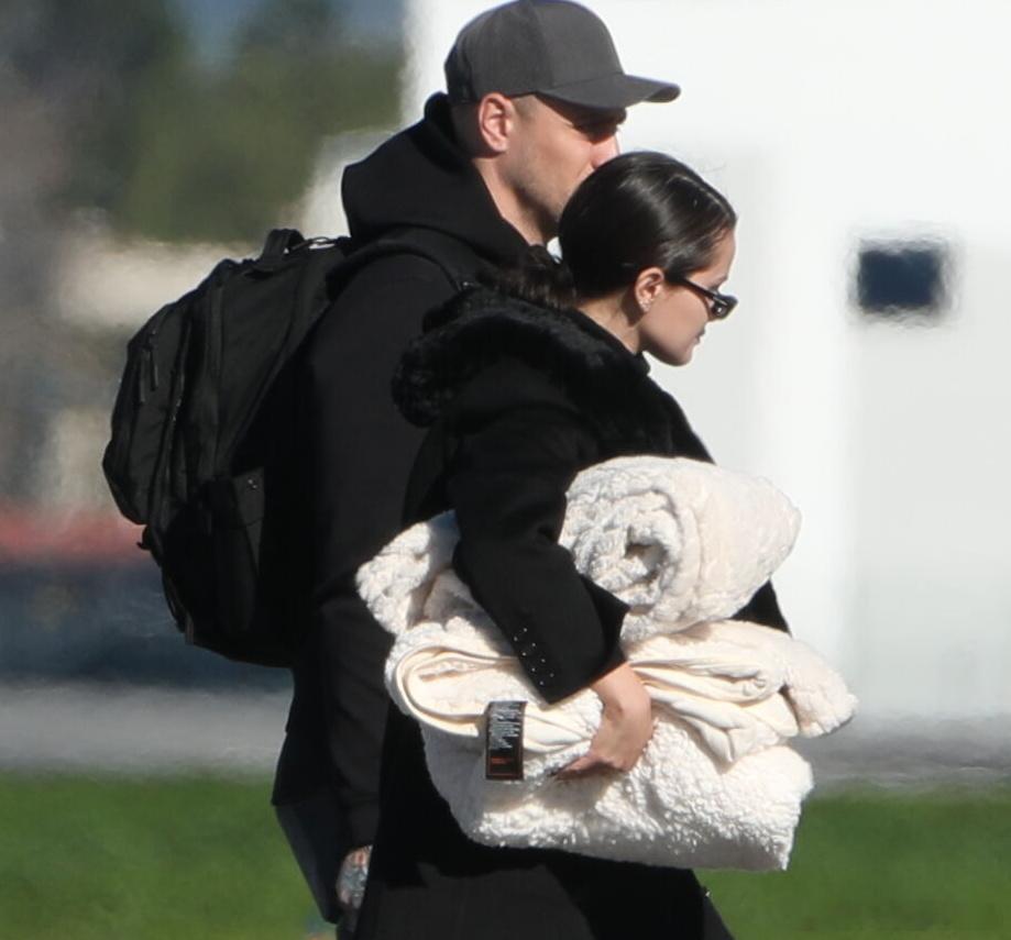 SelenaGomez赛琳娜戈麦斯搭乘私人飞机抵达洛杉矶VanNuys机场，