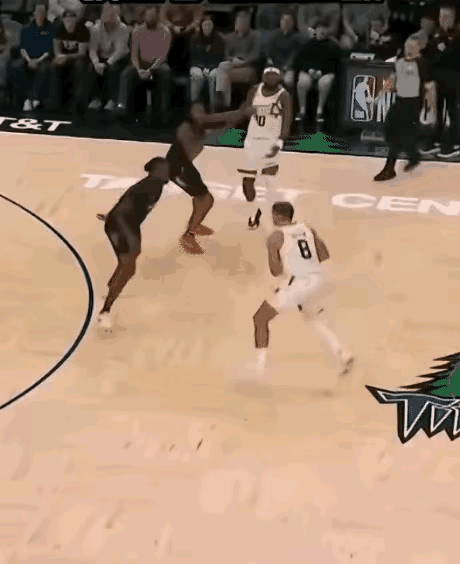 这已经不再是篮球应有的步法了，感觉像是在扭秧歌，又别扭又搞笑。问题是裁判还是果