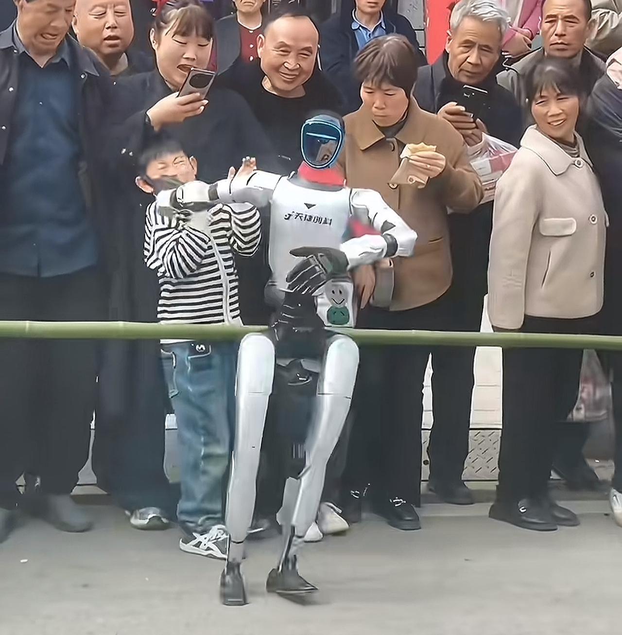 笑不活了！小孩哥被机器人当场扇巴掌，整个人直接愣住😂本来以为是人机友好互动，