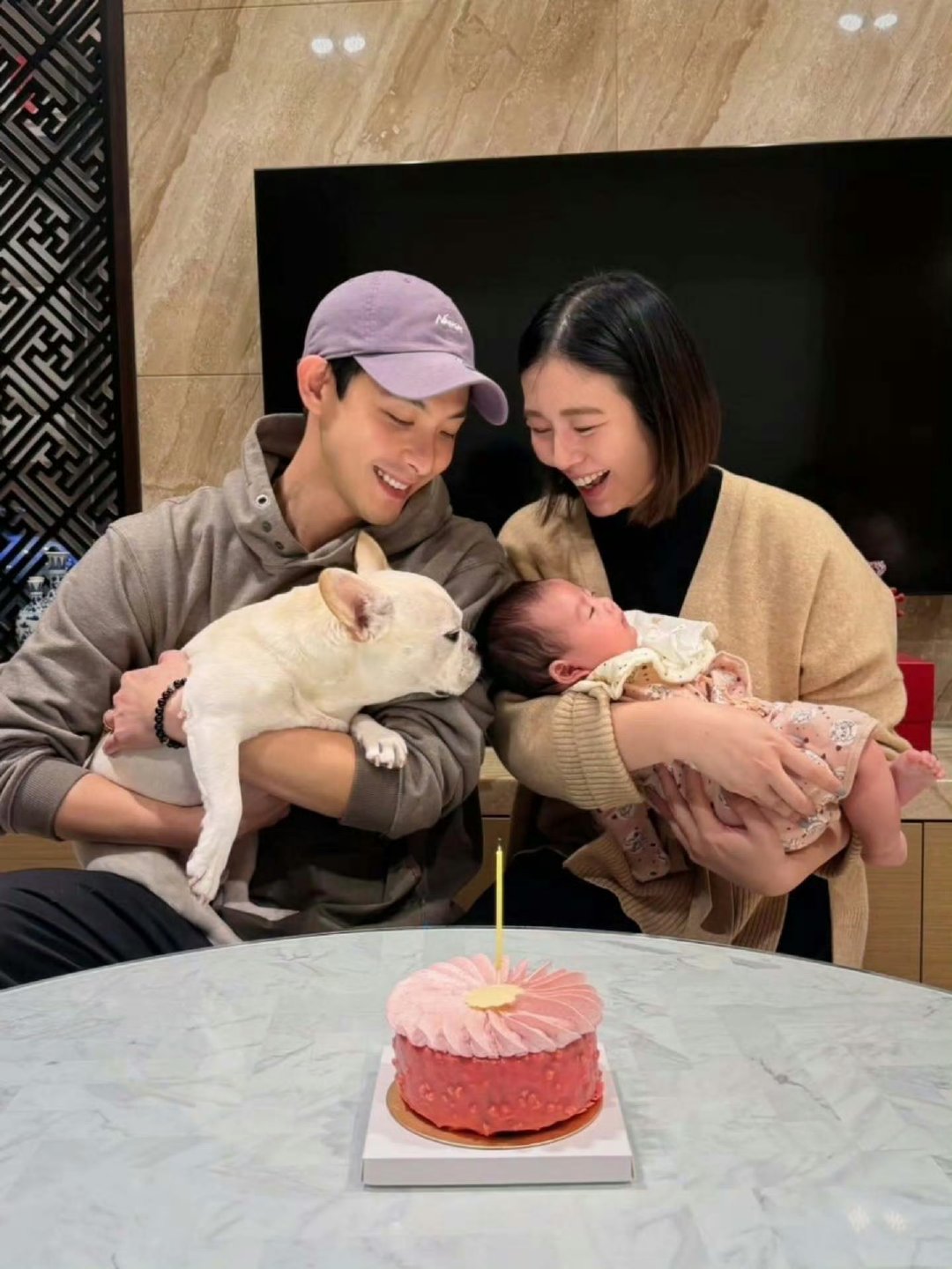 刘品言连晨翔女儿首次公开刘品言连晨翔一家三口合照女儿照片首次公开！刘品言抱女