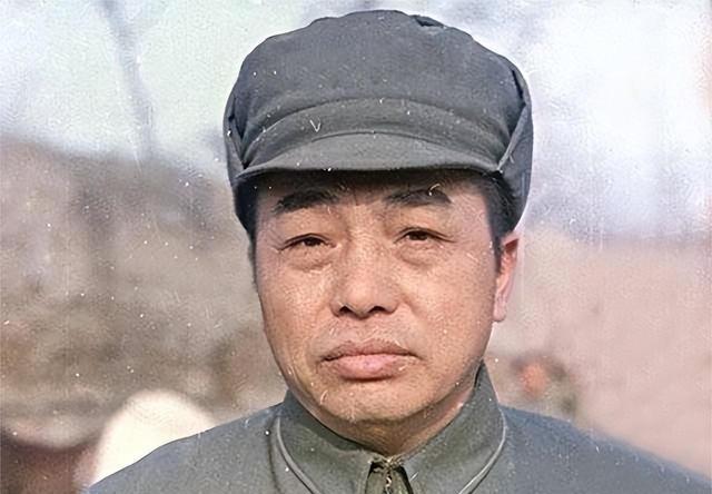 1961年11月，已被罢官的彭德怀回乡，湘潭地委书记华国锋等设宴招待。在饭桌中心