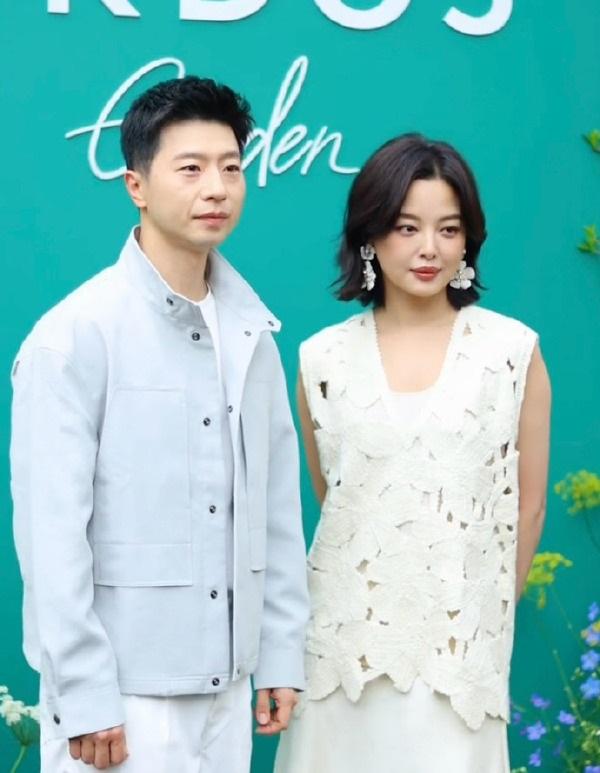 今天辛芷蕾和马龙一起出席时尚活动，两位站在一起显得很有情侣范儿。辛芷蕾上身穿