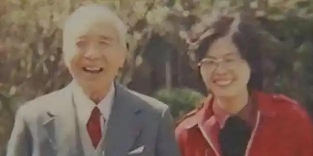 1988年上海，86岁的名医邝安堃不顾子女反对，娶23岁的小保姆，四年后邝安堃去