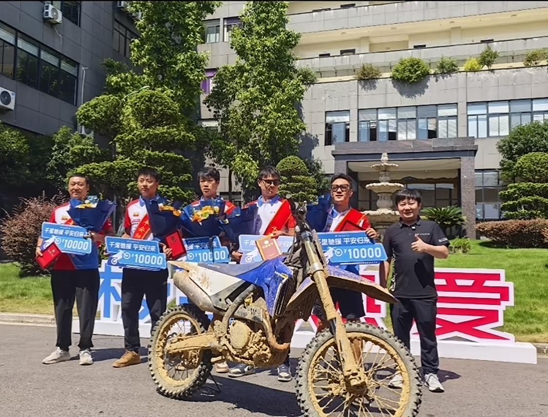 张雪隔三差五就给员工发奖金，换作是谁都扛不住。张雪机车工厂去支援广西的同事凯