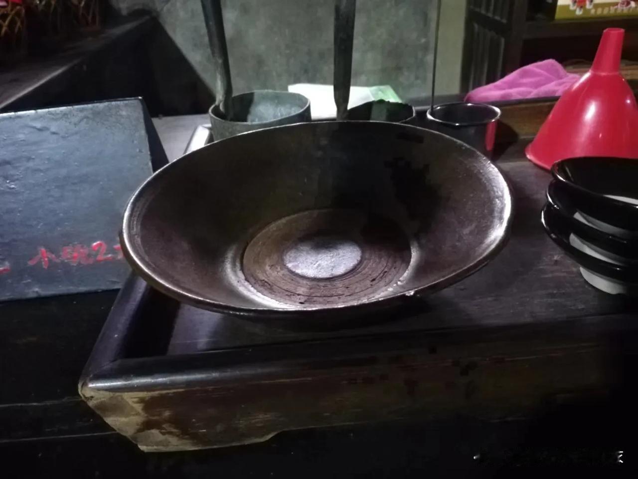 年轻的时候，街道旁有一家卖散装酒的小店。有次我去给父亲打酒喝。进店说打酒。老板看